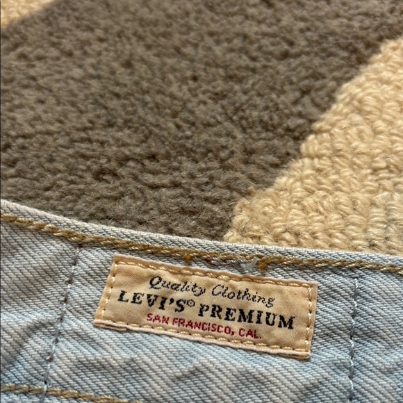 Light Wash Levi’s Women's Jean Shorts - Picture 3 of 8